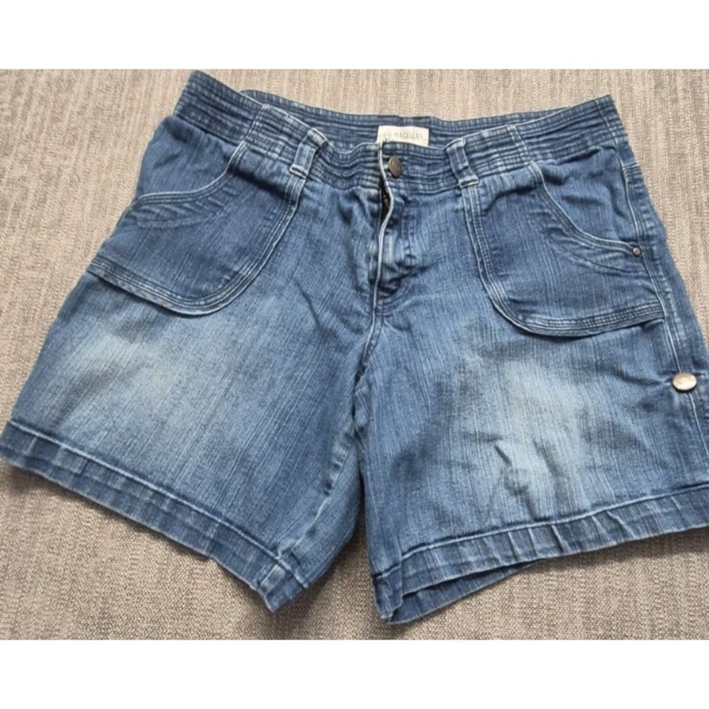 Magellan Outdoor women's denim blue jeans shorts jorts Small pockets classic